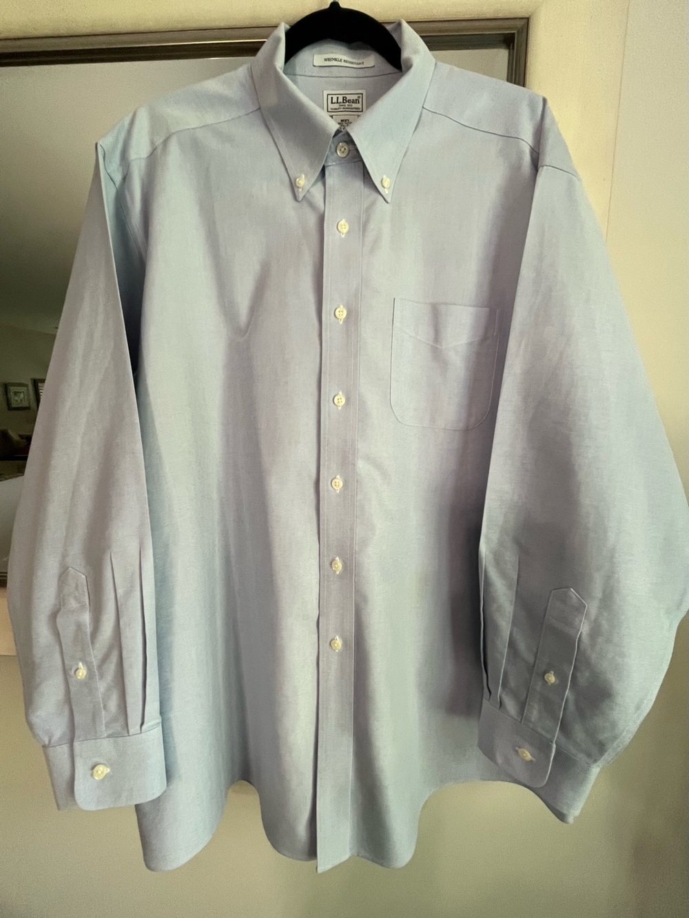 L.L. Bean Men's Classic Blue Button Down 100% Cotton Wrinkle Resist Shirt 17.5